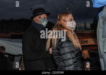 Helsinki, Uusimaa, Finnland 7. Oktober 2020 Marktplatz, Herbst, traditionelle Messe. Die Menschen kaufen Fischspezialitäten. Hochwertige Fotos Stockfoto