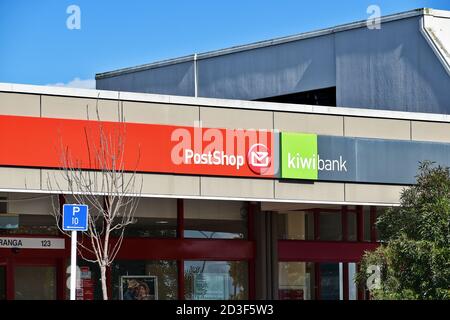 AUCKLAND, NEUSEELAND - 09. Apr 2019: Auckland / Neuseeland - 9. April 2019: Blick auf Postshop und Kiwibank am Pakuranga Plaza Stockfoto