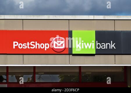 AUCKLAND, NEUSEELAND - 09. Apr 2019: Auckland / Neuseeland - 9. April 2019: Blick auf Postshop und Kiwibank am Pakuranga Plaza Stockfoto