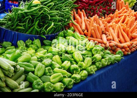 Türkische Bauernmarkt. Haufen frisches Bio-Gemüse auf dem Zähler, grüne Paprika, Paprika, red hot chili peppers, Karotten Stockfoto