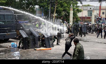 Tangerang, Indonesien. Okt. 2020. Tausende von Menschen waren bei einer Aktion gegen das Omnibus-Gesetz gegen Jalan Daan Mogot in Auseinandersetzungen mit Sicherheitskräften verwickelt. (Foto von Fajrin Raharjo/Pacific Press) Quelle: Pacific Press Media Production Corp./Alamy Live News Stockfoto