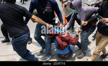 Tangerang, Indonesien. Okt. 2020. Tausende von Menschen waren bei einer Aktion gegen das Omnibus-Gesetz gegen Jalan Daan Mogot in Auseinandersetzungen mit Sicherheitskräften verwickelt. (Foto von Fajrin Raharjo/Pacific Press) Quelle: Pacific Press Media Production Corp./Alamy Live News Stockfoto