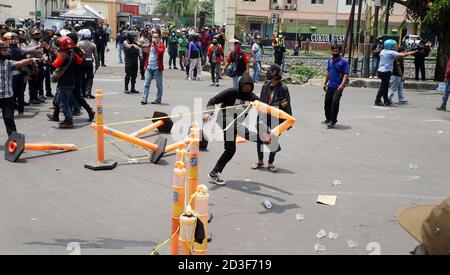 Tangerang, Indonesien. Okt. 2020. Tausende von Menschen waren bei einer Aktion gegen das Omnibus-Gesetz gegen Jalan Daan Mogot in Auseinandersetzungen mit Sicherheitskräften verwickelt. (Foto von Fajrin Raharjo/Pacific Press) Quelle: Pacific Press Media Production Corp./Alamy Live News Stockfoto