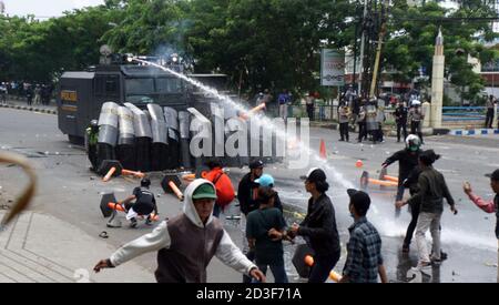 Tangerang, Indonesien. Okt. 2020. Tausende von Menschen waren bei einer Aktion gegen das Omnibus-Gesetz gegen Jalan Daan Mogot in Auseinandersetzungen mit Sicherheitskräften verwickelt. (Foto von Fajrin Raharjo/Pacific Press) Quelle: Pacific Press Media Production Corp./Alamy Live News Stockfoto