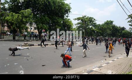 Tangerang, Indonesien. Okt. 2020. Tausende von Menschen waren bei einer Aktion gegen das Omnibus-Gesetz gegen Jalan Daan Mogot in Auseinandersetzungen mit Sicherheitskräften verwickelt. (Foto von Fajrin Raharjo/Pacific Press) Quelle: Pacific Press Media Production Corp./Alamy Live News Stockfoto