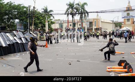 Tangerang, Indonesien. Okt. 2020. Tausende von Menschen waren bei einer Aktion gegen das Omnibus-Gesetz gegen Jalan Daan Mogot in Auseinandersetzungen mit Sicherheitskräften verwickelt. (Foto von Fajrin Raharjo/Pacific Press) Quelle: Pacific Press Media Production Corp./Alamy Live News Stockfoto