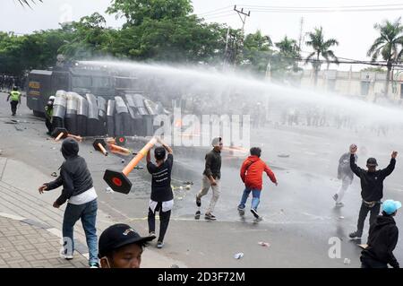 Tangerang, Indonesien. Okt. 2020. Tausende von Menschen waren bei einer Aktion gegen das Omnibus-Gesetz gegen Jalan Daan Mogot in Auseinandersetzungen mit Sicherheitskräften verwickelt. (Foto von Fajrin Raharjo/Pacific Press) Quelle: Pacific Press Media Production Corp./Alamy Live News Stockfoto