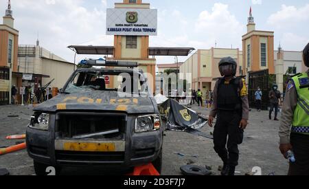 Tangerang, Indonesien. Okt. 2020. Ein Polizeiauto wurde durch Zusammenstöße mit Sicherheitskräften bei einer Aktion gegen das Omnibus-Gesetz auf Jalan Daan Mogot beschädigt. (Foto von Fajrin Raharjo/Pacific Press) Quelle: Pacific Press Media Production Corp./Alamy Live News Stockfoto