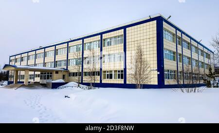 Gymnasium №1 (ehemalige Schule №11). Nojabrsk, Jamal-Nenzen Autonomer Bezirk, Russland Stockfoto