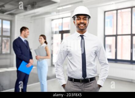 indischer männlicher Architekt im Helm im Bürozimmer Stockfoto