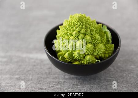 Nahaufnahme von romanesco Brokkoli in der Schüssel Stockfoto