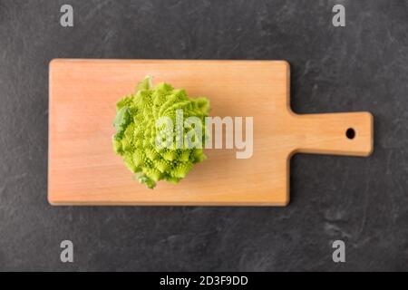 romanesco Brokkoli auf Holzschneidebrett Stockfoto