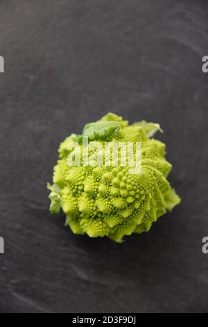 Nahaufnahme von romanesco Brokkoli auf Schieferstein Stockfoto