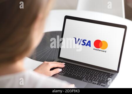 Guilherand-Granges, Frankreich - 08. Oktober 2020. Smartphone mit Visa und Mastercard Logo. Multinationale Finanzdienstleistungskooperationen. Kreditkarten. Stockfoto