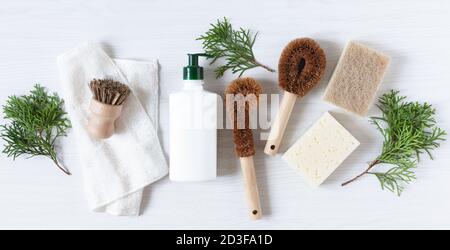 Set aus verschiedenen Bio-Bio-Waschmittel und umweltfreundliche Bambus-Bürsten für die Reinigung zu Hause Draufsicht. Leere Etikettenflaschen für Design. Stockfoto