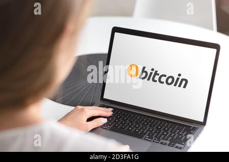 Guilherand-Granges, Frankreich - 08. Oktober 2020. Smartphone mit Bitcoin-Logo. Kryptowährung. Dezentrale digitale Währung. Stockfoto