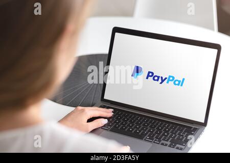 Guilherand-Granges, Frankreich - 08. Oktober 2020. Smartphone mit Paypal-Logo. Amerikanisches Unternehmen, das ein weltweites Online-Zahlungssystem betreibt. Online-Geld Stockfoto