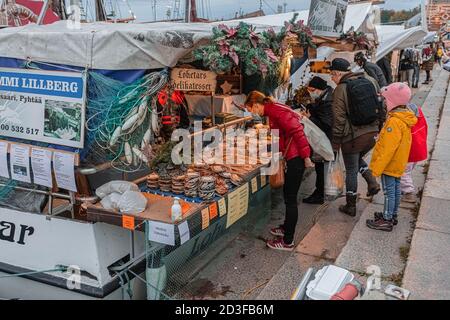 Helsinki, Uusimaa, Finnland 7. Oktober 2020 Marktplatz, Herbst, traditionelle Messe. Die Menschen kaufen Fischspezialitäten. Hochwertige Fotos Stockfoto