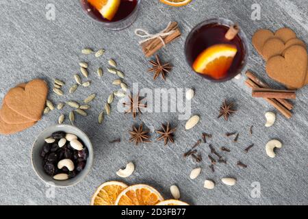 Heißer Glühwein, Orangenscheiben, Rosinen und Gewürze Stockfoto