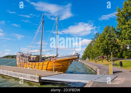 Santa Maria, ein altes Holzschiff, das Piratenfahrten macht, liegt im Sommer auf Rantakatu, Naantali, Finnland Stockfoto