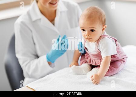 Arzt macht Impfstoff für Baby-Patienten in der Klinik Stockfoto