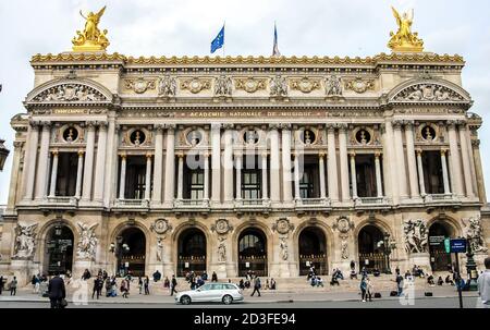 Das Palais Garnier (Palais Garnier) oder Opra Garnier (Opéra Garnier) ist ein Opernhaus mit 1,979 Sitzplätzen am Place de l'Opra in Paris, Frankreich. Stockfoto