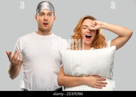 Paar mit Augenschlafmaske und Kissen Stockfoto