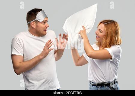 Paar mit Augenschlafmaske und Kissen Stockfoto