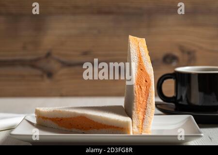 Weißbrot-Sandwich und eine Tasse schwarzen Kaffee Stockfoto