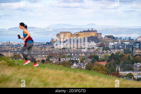 Edinburgh, Schottland, Großbritannien. Oktober 2020. Frau läuft auf Blackford Hill nutzt die Vorteile der sonnigen trockenen Wetter in Edinburgh. Iain Masterton/Alamy Live News Stockfoto