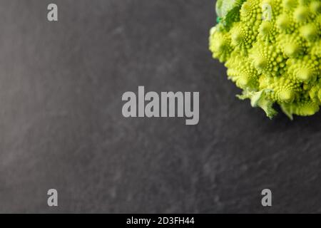 Nahaufnahme von romanesco Brokkoli auf Schieferstein Stockfoto