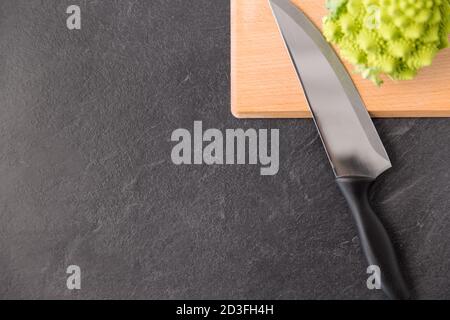 romanesco Brokkoli und Messer auf Schneidebrett Stockfoto