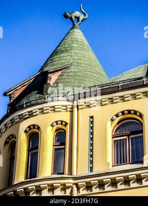 Figur der Katze auf dem Dach des Katzenhauses in Riga, Lettland Stockfoto