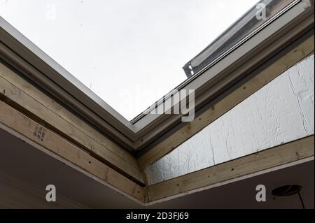 Nahaufnahme des Installationsfortschritts der Dachscheibe Stockfoto
