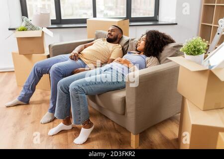 Paar mit Boxen müde nach dem Umzug in ein neues Zuhause Stockfoto