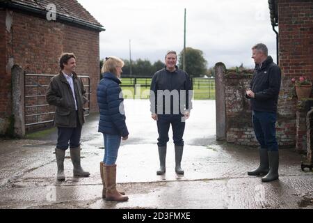 Der Gewerkschaftsführer Sir Keir Starmer besuchte die Farm von Minette Batters, Präsidentin der National Farmers' Union, in Wiltshire, und forderte den Premierminister auf, britische Landwirte zu unterstützen, indem er die hohen Lebensmittel- und Landwirtschaftsstandards Großbritanniens nach dem Brexit gesetzlich garantiert. Stockfoto