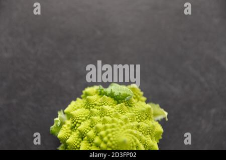 Nahaufnahme von romanesco Brokkoli auf Schieferstein Stockfoto