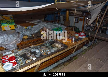 Helsinki, Uusimaa, Finnland 7. Oktober 2020 Marktplatz. Auf einer Yacht, die an einer traditionellen Delikatessenmesse teilnimmt. Fischspezialitätenzähler. Hochwertige Fotos Stockfoto