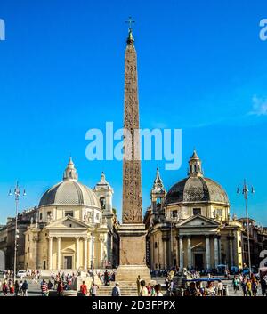 Piazza del Popolo mit "Zwillingskirchen" von Santa Maria in Montesanto und Santa Maria dei Miracoli und ägyptischem Obelisk mit Stern und Kreuz. Rom, Italien Stockfoto