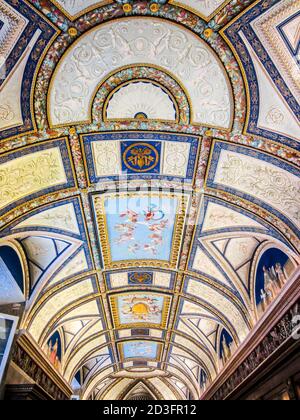 Decke in einer der Galerien der Vatikanischen Museen. Rom, Italien Stockfoto