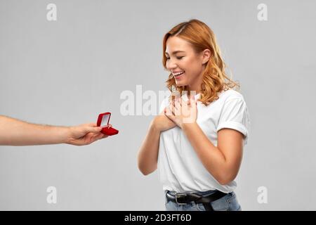 Mann, Frau Verlobungsring auf Valentines Tag Stockfoto