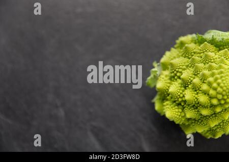 Nahaufnahme von romanesco Brokkoli auf Schieferstein Stockfoto