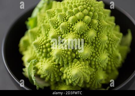 Nahaufnahme von romanesco Brokkoli in der Schüssel Stockfoto