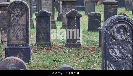 Braunschweig, 27. August 2020: Wettergezeichnete Grabsteine auf dem historischen jüdischen Friedhof in Braunschweig Stockfoto