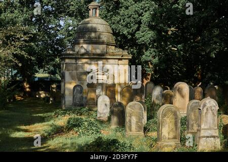 Braunschweig, 27. August 2020: Grabsteine, die in der hellen Sonne auf dem historischen jüdischen Friedhof in Braunschweig leuchten Stockfoto