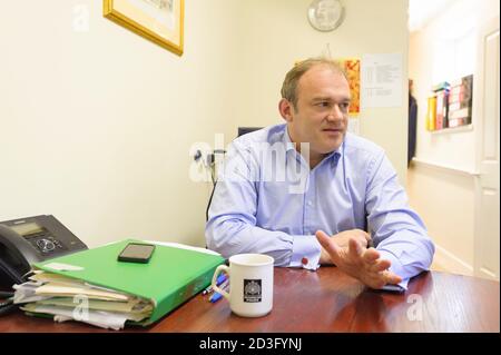 RT Hon Ed Davey, Abgeordneter der Liberaldemokraten für den Wahlkreis Kingston & Surbiton, der in seinem Wahlkreisbüro in 21 Berrylands Road, Surbiton, London, Großbritannien, arbeitet. 12 Juli 2013 Stockfoto