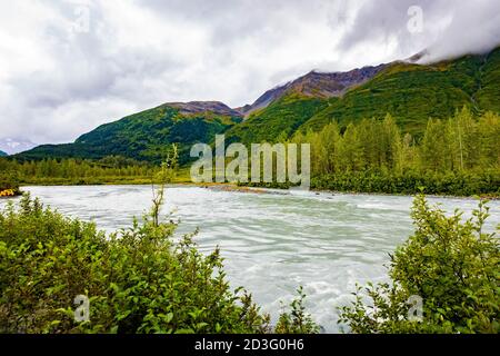 Landschaftlich schöner Blick auf den Chugach Nationalpark aufgetaut Flusswasser aus gletscher im Herbst Stockfoto