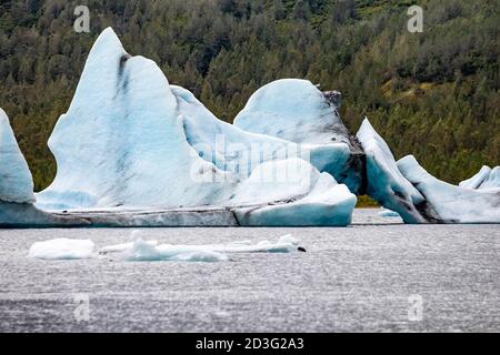 Nahaufnahme Eisberge in den Gewässern von Alaska von der blick auf den gletscher Stockfoto