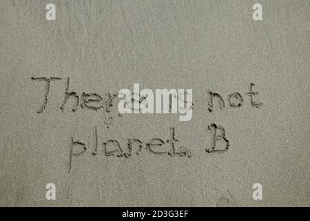 Es gibt keinen Planeten B, Ökologie Konzept, Text auf Sand, Umweltschutz Stockfoto