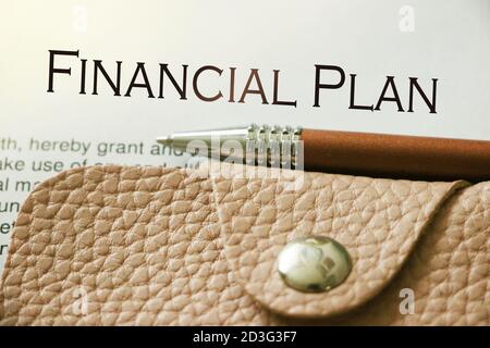 Finanzplan Wörter auf Seite, Brieftasche und Stift. Geschäftskonzept Stockfoto